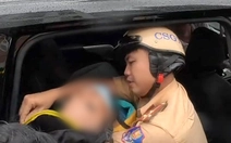 CSGT TP.HCM 'đội mưa' dẫn đường đưa tài xế xe ôm công nghệ bị đột quỵ đi cấp cứu