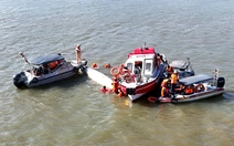 Lật thuyền đua trên sông Đồng Nai, lực lượng chức năng áp sát đưa vận động viên lên bờ an toàn