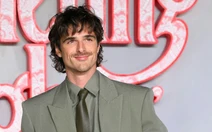 Phong cách cổ điển của Jacob Elordi trên thảm đỏ Đồi gió hú