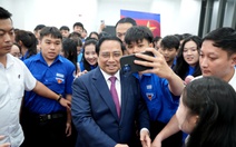 Về quê Thủ tướng Phạm Văn Đồng, Thủ tướng Phạm Minh Chính được thanh niên vây quanh chụp ảnh