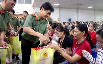 Công an Đồng Nai chúc Tết, tặng quà cho công nhân Pouchen