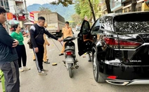 Tài xế Lexus mở cửa xe gây tai nạn, bé 5 tuổi tử vong thương tâm