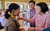 Nguyên cán bộ, phóng viên và bạn đọc Tuổi Trẻ tặng quà Tết cho người khiếm thị Phú Yên cũ