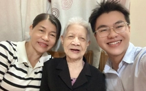 Về với ba mẹ, xắn tay phụ nhà bán cây, gói bánh: Tết ấm áp thế đó!