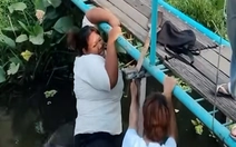 Pha xuống thuyền đi vào lòng kênh