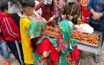 Hội xuân trường học toàn snack, nước ngọt: Niềm vui tuổi thơ hay dễ dãi với đồ ăn công nghiệp?