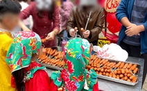 Hội xuân trường học toàn snack, nước ngọt: Niềm vui tuổi thơ hay dễ dãi với đồ ăn công nghiệp?