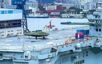 Xôn xao đồn đoán máy bay bí ẩn xuất hiện trên tàu chiến Trung Quốc