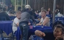 Khách Tây nhầm đám tang là quán ăn, kéo ghế ngồi chờ gọi món