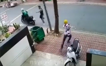 Bị bắt quả tang, hai tên trộm xe máy bị vụt không trượt phát nào