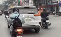 Bảng LED sau ô tô hiển thị dòng chữ thô tục xúc phạm lực lượng công an, tài xế cho rằng 'bị hack'