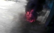 Khởi tố đối tượng ném 'bom xăng' vào nhà người khác để trả thù