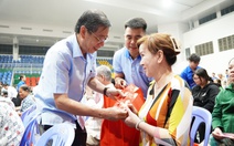 Báo Tuổi Trẻ phối hợp phường Cầu Kiệu trao hơn 500 phần quà chăm lo Tết