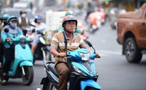 Hơn 10 năm có luật, khói thuốc vẫn len lỏi nhiều nơi, nên cấm luôn hút thuốc khi chạy xe trên đường?