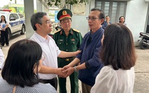 Phó bí thư Thành ủy TP.HCM Nguyễn Phước Lộc thăm hỏi người thân nạn nhân vụ cháy nhà đường Tô Ký