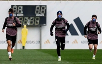 Lý do cầu thủ Real Madrid đeo mặt nạ khi tập luyện