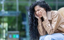 Dùng kẹp tóc kẹp lông mày giúp giảm đau nửa đầu?