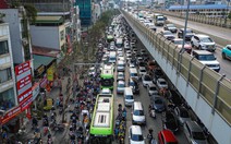 Người Hà Nội chật vật di chuyển ngày giáp Tết, phố phường kẹt cứng cả ngày