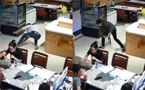 Khi sếp bắt lau sàn cho kỹ để giữ chân khách hàng