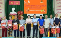 Báo Tuổi Trẻ và xã Bình Khánh trao 80 phần quà Tết cho các hộ dân khó khăn