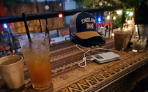 Thuê người yêu về quê ăn Tết, người trẻ đang lừa dối cha mẹ hay tự lừa dối mình?