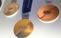 Huy chương vàng Olympic mùa đông 2026 đắt đỏ vì giá vàng tăng
