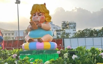 Linh vật ngựa xài iPhone 17 màu cam gây bão mạng