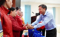 Báo Tuổi Trẻ trao 100 phần quà chăm lo Tết cho người dân phường Bình Hưng Hòa