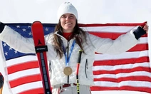 VĐV Breezy Johnson làm vỡ HCV Olympic mùa đông lúc ăn mừng