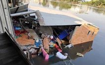 Căn nhà đổ sập xuống rạch Ông Lớn, cứu được 2 người mắc kẹt