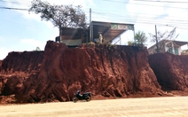 Hạ cốt nền làm đường, nhà mặt tiền bỗng cheo leo bên mép vực