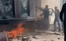 Pakistan: Người biểu tình xông vào đập phá Lãnh sự quán Mỹ để ủng hộ Iran