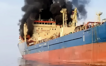 Giá dầu thế giới tăng sốc, hàng trăm tàu kẹt ngoài cửa eo biển Hormuz