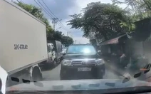 Xử phạt tài xế ô tô chạy 'lấn làn' ở xã Bình Chánh