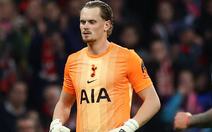 Tottenham thay thủ môn phút 17 sau hai sai lầm nghiêm trọng