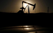 Bất chấp xả kho kỷ lục, giá dầu vẫn vọt lên gần 100 USD/thùng