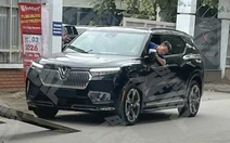 VinFast VF 9 thiết kế lạ xuất hiện trên đường phố, dễ liên tưởng tới xe xăng, hybrid