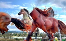 Linh vật ngựa 'Bát mã truy phong' ở công viên Lao Bảo bị đập phá