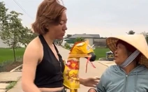 Cô gái giả làm 'thánh' xuống bắt người, gặp cụ bà xin theo vì đời quá khổ