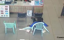 Chàng trai ngồi gãy nát ghế