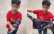 Mẹ cạn lời với cách mặc áo khoác độc lạ của con trai