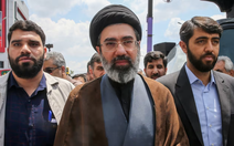 Lãnh tụ tối cao Iran 'bị thương ở chân và tay' nhưng vẫn ổn