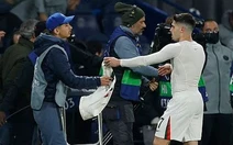 Hành động tử tế của Pedro Neto sau vụ xô ngã cậu bé nhặt bóng