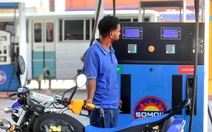 Chứng khoán toàn cầu chìm trong sắc đỏ, giá dầu vẫn trên 100 USD/thùng