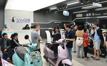 Giá xăng leo thang, khách Việt đổ xô chốt xe máy điện VinFast