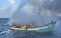 Tàu cá cháy giữa biển, cảnh sát biển kịp cứu 4 ngư dân