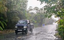 Mưa dông trái mùa trút xuống TP.HCM sau ngày nắng nóng