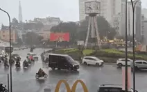 Mưa dông trái mùa trút xuống TP.HCM sau ngày nắng nóng