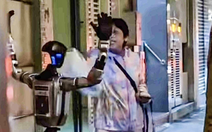 Robot hình người 'hù' bà cụ bị... nhập viện