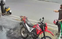 Anh chàng ngoại quốc lấy vòi nước trước nhà rửa xe vì tưởng là vòi nước công cộng